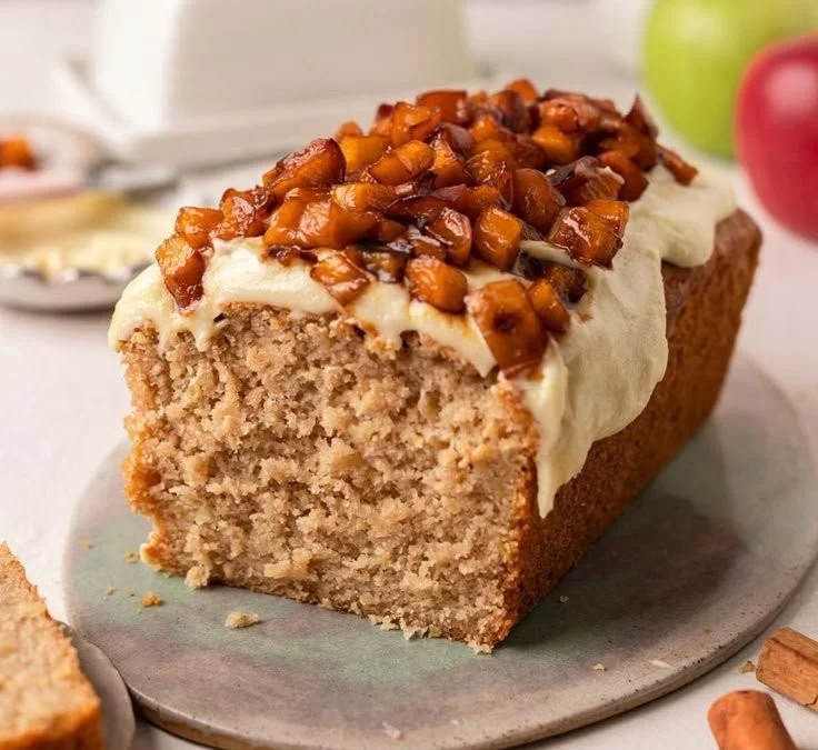 Veganer Apfelbrot in Scheiben serviert auf einem Holzbrett