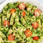 Veganes Avocado-Pesto-Pasta mit frischen Zutaten