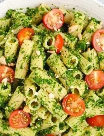 Veganes Avocado-Pesto-Pasta mit frischen Zutaten