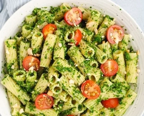 Veganes Avocado-Pesto-Pasta mit frischen Zutaten
