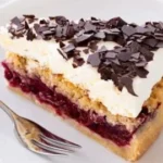 Veganer Feuerwehrkuchen mit bunten Toppings und Dekoration