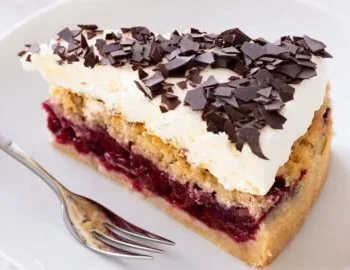 Veganer Feuerwehrkuchen mit bunten Toppings und Dekoration