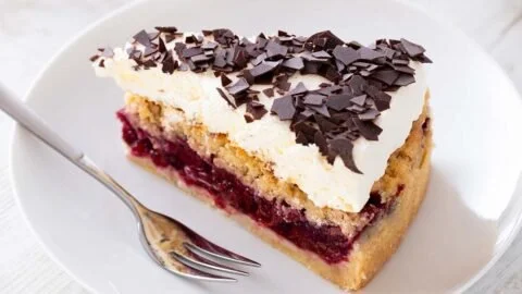 Veganer Feuerwehrkuchen mit bunten Toppings und Dekoration