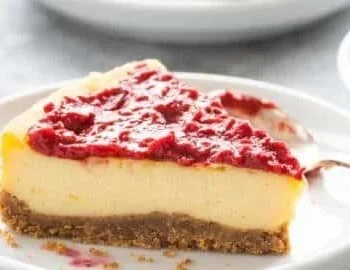 Veganer Käsekuchen mit frischen Früchten und einer cremigen Füllung