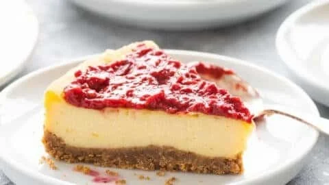 Veganer Käsekuchen mit frischen Früchten und einer cremigen Füllung