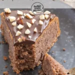 Veganer Schoko-Nuss-Kuchen auf einem Tisch angerichtet