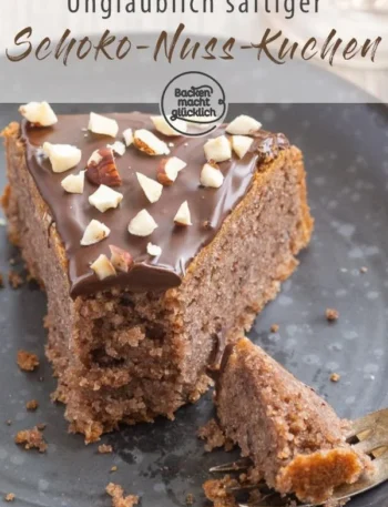 Veganer Schoko-Nuss-Kuchen auf einem Tisch angerichtet