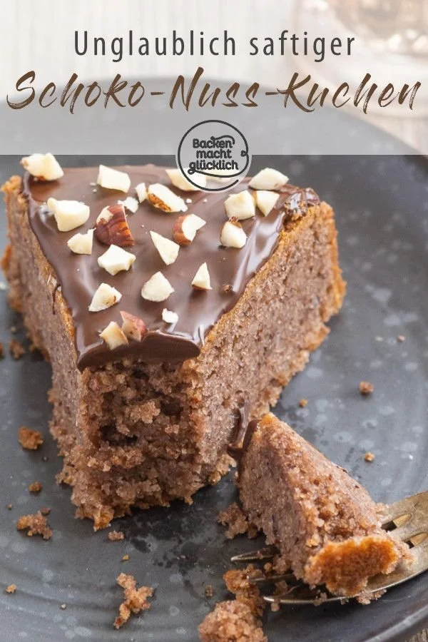Veganer Schoko-Nuss-Kuchen auf einem Tisch angerichtet