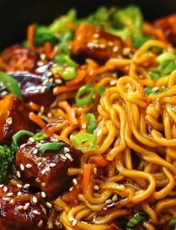 Vegane Teriyaki Noodle Bowl mit frischem Gemüse und Teriyaki-Sauce