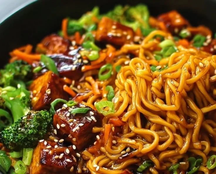 Vegane Teriyaki Noodle Bowl mit frischem Gemüse und Teriyaki-Sauce