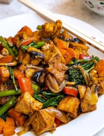 Veganes Chop Suey mit frischem Gemüse und würziger Sauce