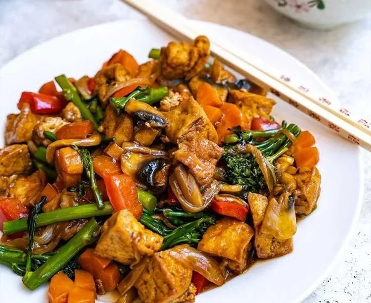 Veganes Chop Suey mit frischem Gemüse und würziger Sauce