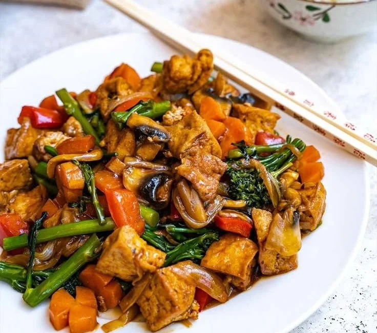 Veganes Chop Suey mit frischem Gemüse und würziger Sauce