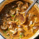 Veganes Lauch-Pilz-Gulasch mit frischen Zutaten auf einem Teller