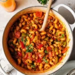 Veganes One Pot Nudelgulasch mit Tofu-Hack in einem Topf zubereitet