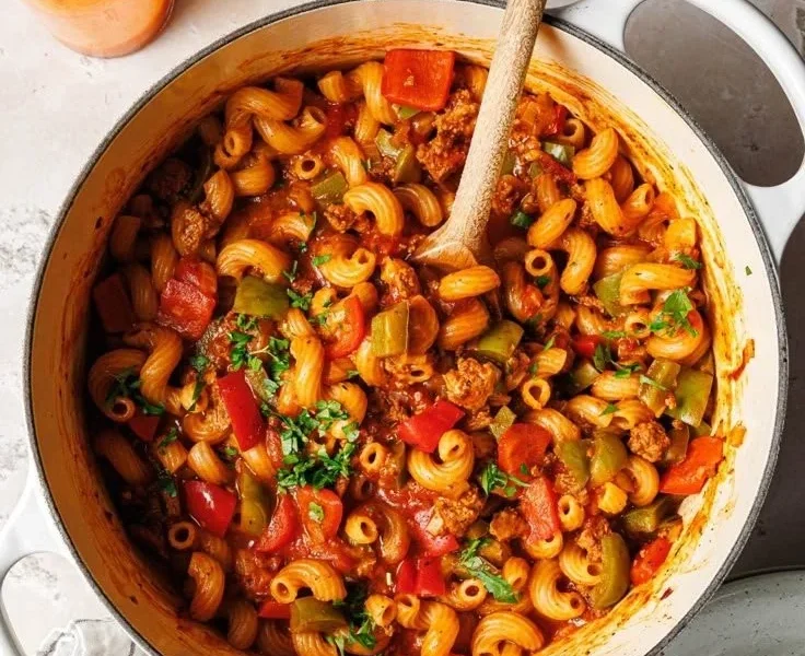 Veganes One Pot Nudelgulasch mit Tofu-Hack in einem Topf zubereitet
