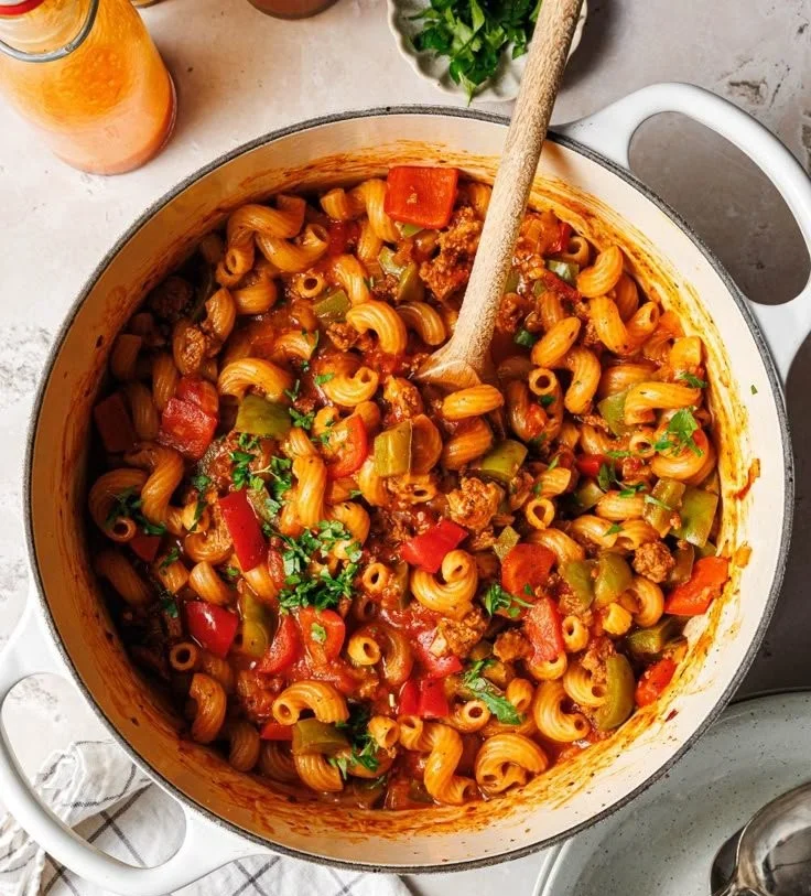 Veganes One Pot Nudelgulasch mit Tofu-Hack in einem Topf zubereitet