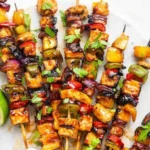Vegetarische Kebabs mit Ananas und Tofu auf dem Grill serviert