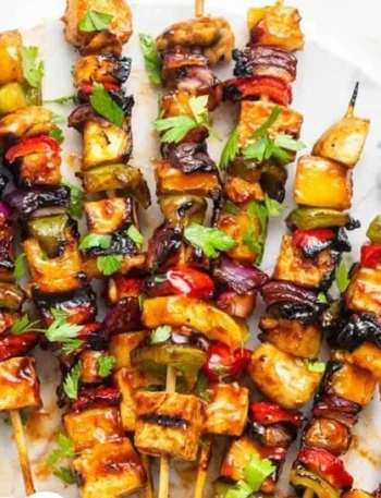 Vegetarische Kebabs mit Ananas und Tofu auf dem Grill serviert