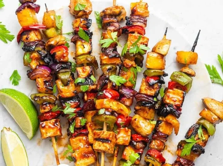 Vegetarische Kebabs mit Ananas und Tofu auf dem Grill serviert