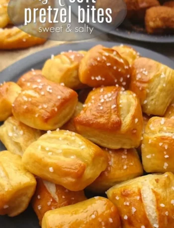 Vegane weiche Brezelstückchen frisch gebacken auf einem Holzbrett