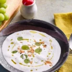 Schüssel mit Ajo Blanco, spanischer Mandelsuppe, garniert mit Mandeln und Olivenöl