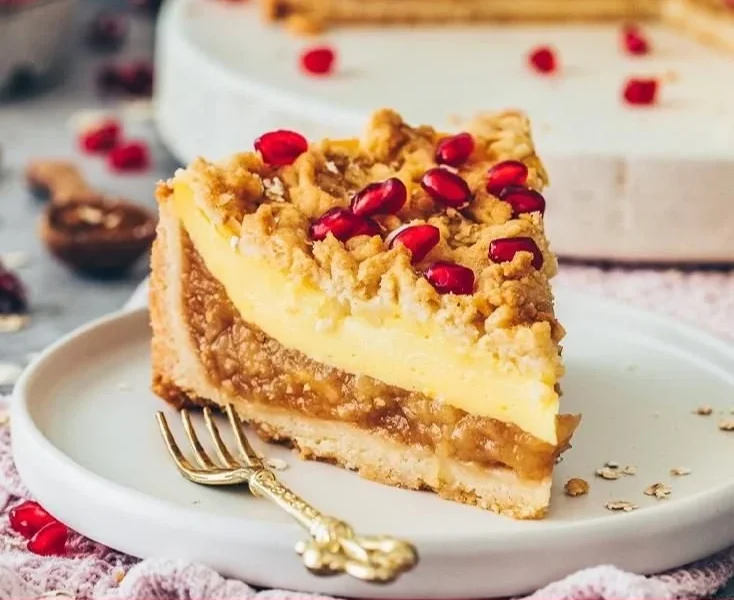 Veganer Apfel Streuselkuchen mit Pudding auf einem Kuchenteller