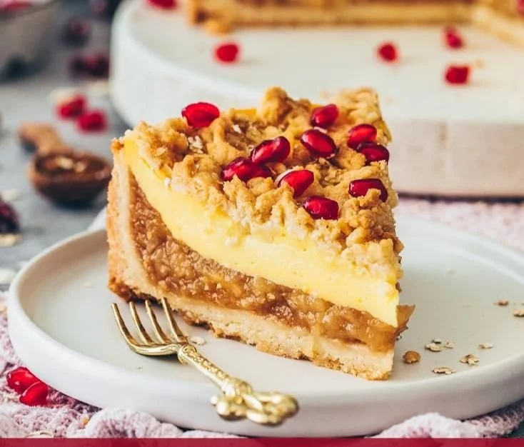 Veganer Apfel Streuselkuchen mit Pudding auf einem Kuchenteller