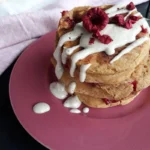Leckere Aprikosen Himbeer Pfannkuchen auf einem Teller