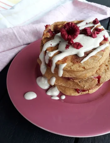 Leckere Aprikosen Himbeer Pfannkuchen auf einem Teller