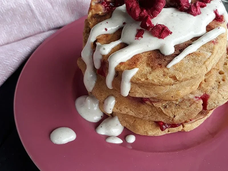 Leckere Aprikosen Himbeer Pfannkuchen auf einem Teller