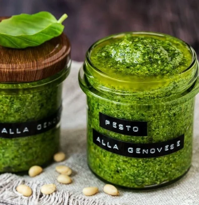 Hausgemachtes Basilikum Pesto in einem Glas mit frischen Basilikumblättern