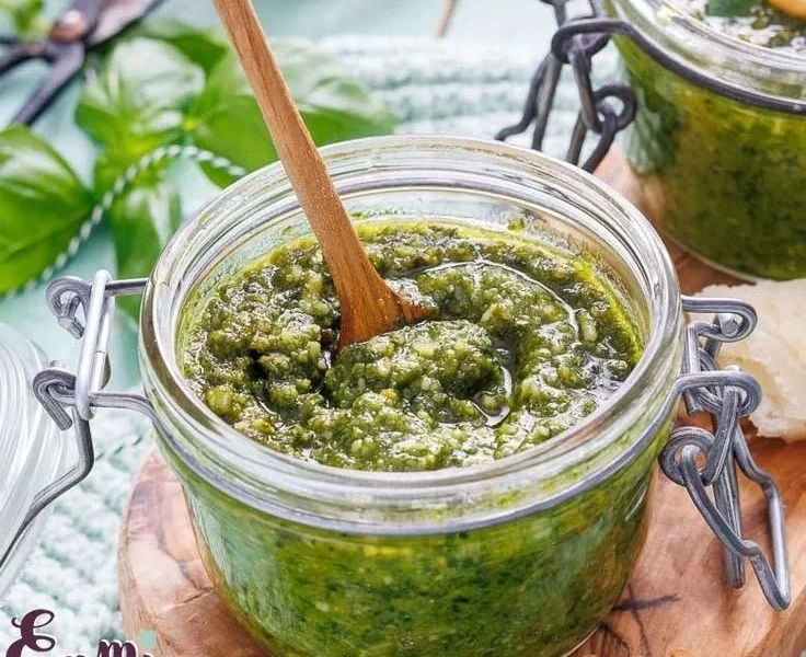Köstliches Basilikum Pesto in einer Schale, ideal für Pasta und Dips