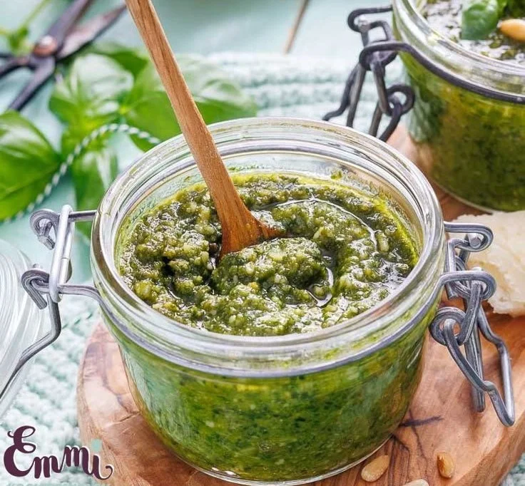 Köstliches Basilikum Pesto in einer Schale, ideal für Pasta und Dips