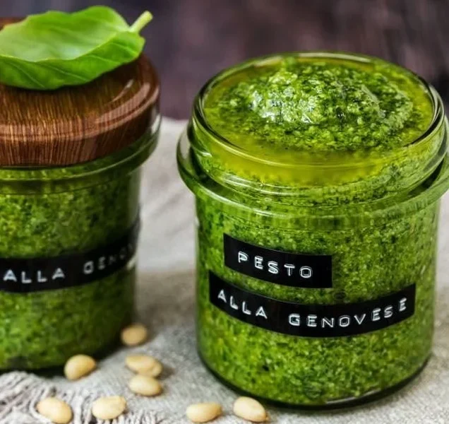 Hausgemachtes Basilikum Pesto in einer Schale mit frischen Zutaten