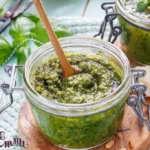 Hausgemachtes Basilikum Pesto in einer Schüssel auf Holztisch