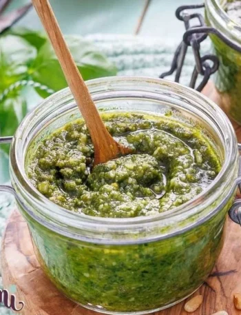Hausgemachtes Basilikum Pesto in einer Schüssel auf Holztisch