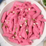 Leckere Beetroot Pasta mit Rote Beete Sauce und frischen Zutaten