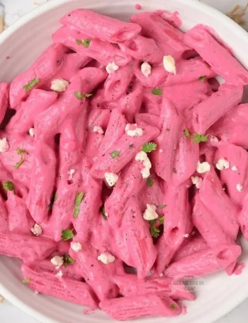 Leckere Beetroot Pasta mit Rote Beete Sauce und frischen Zutaten