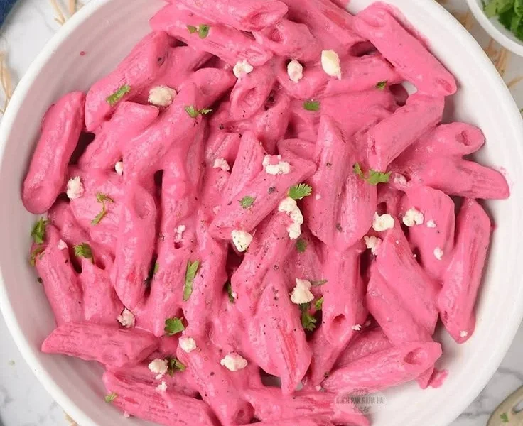Leckere Beetroot Pasta mit Rote Beete Sauce und frischen Zutaten