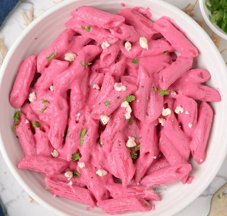 Leckere Beetroot Pasta mit Rote Beete Sauce und frischen Zutaten