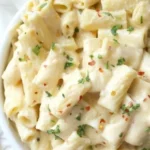 Vegane Makkaroni Käse auf einem Teller, roh und frisch zubereitet.