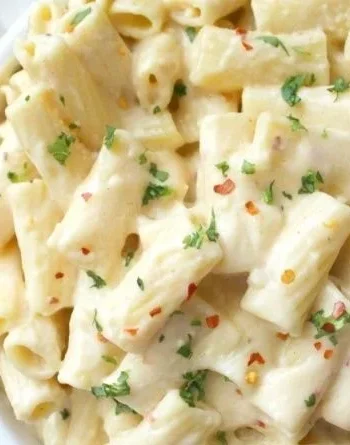 Vegane Makkaroni Käse auf einem Teller, roh und frisch zubereitet.