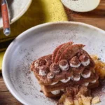 Bratapfel-Tiramisu mit Spekulatius in einem dekorativen Dessertglas