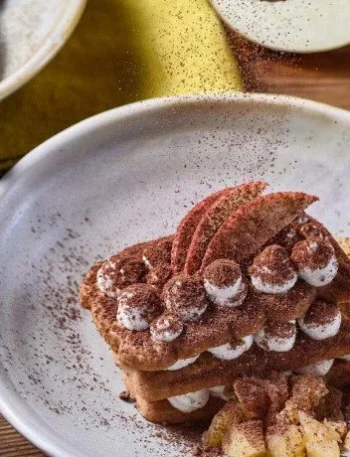 Bratapfel-Tiramisu mit Spekulatius in einem dekorativen Dessertglas