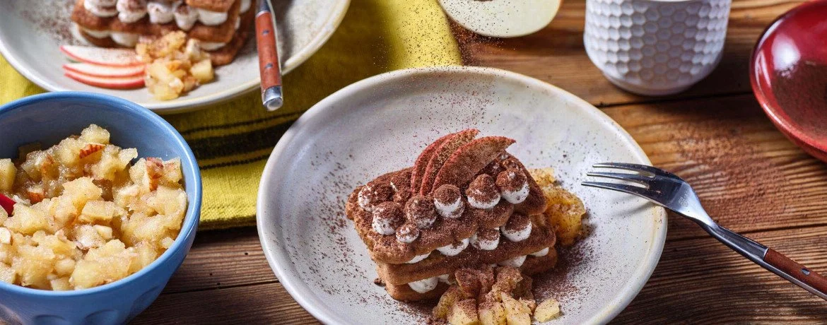 Bratapfel-Tiramisu mit Spekulatius in einem dekorativen Dessertglas