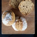 Vegan und glutenfreie Brötchen ohne Hefe auf einem Holzbrett