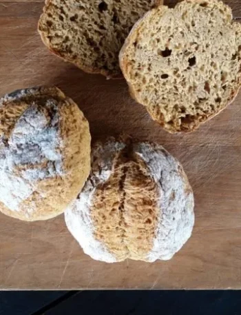 Vegan und glutenfreie Brötchen ohne Hefe auf einem Holzbrett