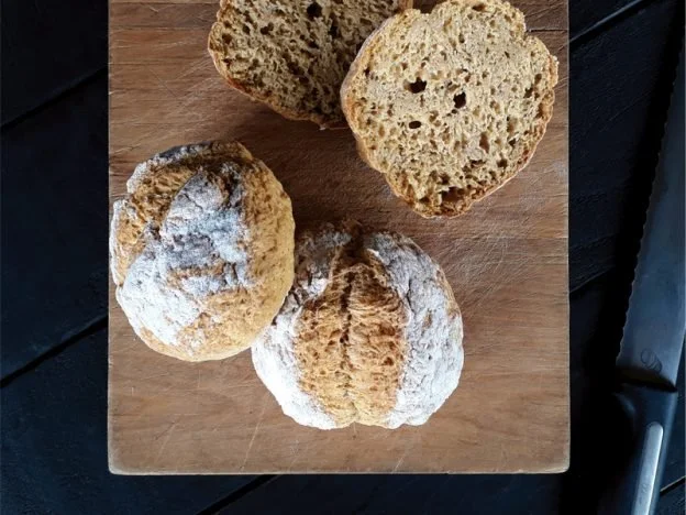 Vegan und glutenfreie Brötchen ohne Hefe auf einem Holzbrett
