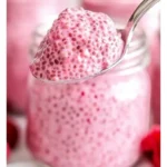 Ein köstlicher Chia Pudding mit frischen Früchten und Nüssen.